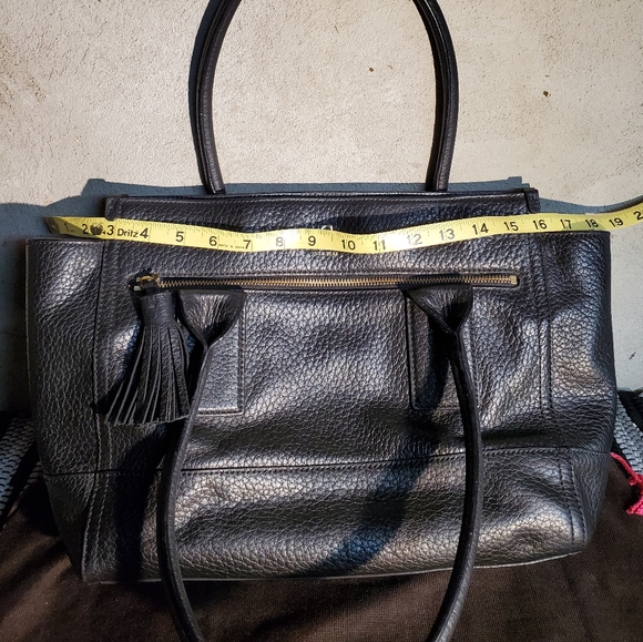 Kate Spade black leather handbag EUC with storage bag - Picture 3 of 9